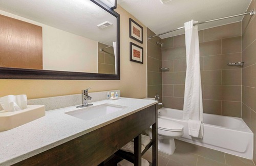 Indianapolis Hotel | Comfort Inn & Suites North at the Pyramids