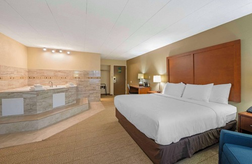 Indianapolis Hotel | Comfort Inn & Suites North at the Pyramids
