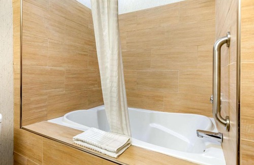 Southgate Hotel | Comfort Suites Southgate-Detroit