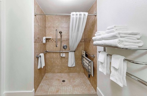 Tulare Hotel | Comfort Suites