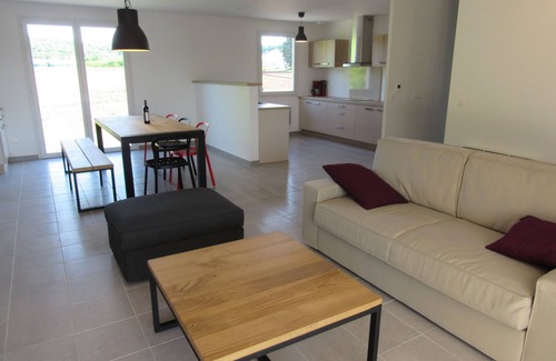 Casteljau Cottage | Comfortable detached house with swimming pool 3 bedrooms, 2 bathrooms for 6 to 8 people