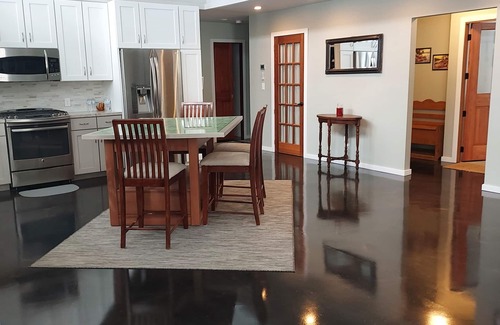 Grand Rapids House | Comfortable 3 bedroom cape cod style home