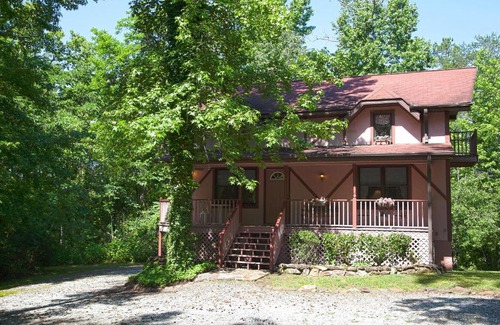 Columbus House | Comfortable 4-Bed Chalet Near Tiec, Pets Welcome