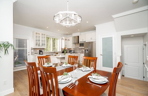 Willoughby House | Comfortable and Fully Equipped 3 BR, Steps Away from Langley Center - A/C