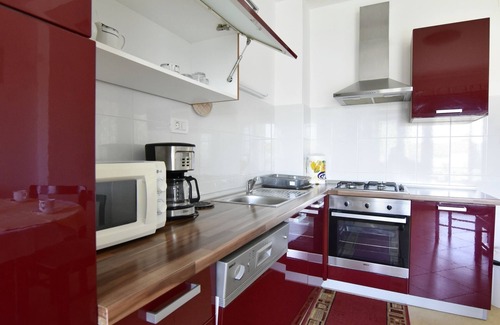 Umag Apartment | Comfortable apartment in Umag, with 3 rooms, balcony with sea view, parking