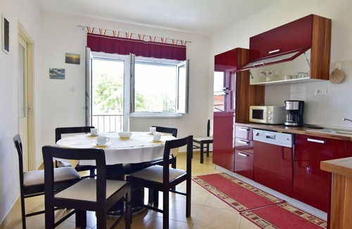 Umag Apartment | Comfortable apartment in Umag, with 3 rooms, balcony with sea view, parking