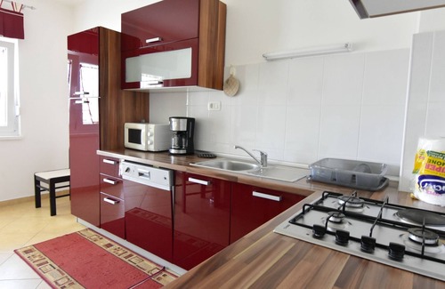 Umag Apartment | Comfortable apartment in Umag, with 3 rooms, balcony with sea view, parking