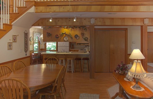 Columbus House | Comfortable Chalet Near TIEC - Full Amenities & Pets