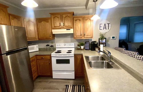 Warren House | Comfortable Lower Level Apartment