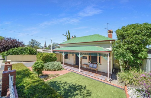 Bendigo House | Comfy, 5 Bedroom, 3 Bathroom Period Home in the centre of town with EV Charger.
