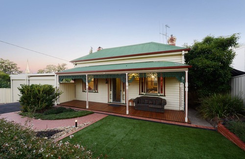 Bendigo House | Comfy, 5 Bedroom, 3 Bathroom Period Home in the centre of town with EV Charger.