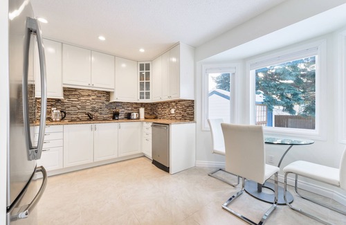 West Edmonton House | ⭐️Comfy and Classic 5 bedroom Home⭐️ King Bed🛏 Pool Table🎱3 Min from WEM🛍🎉❤️