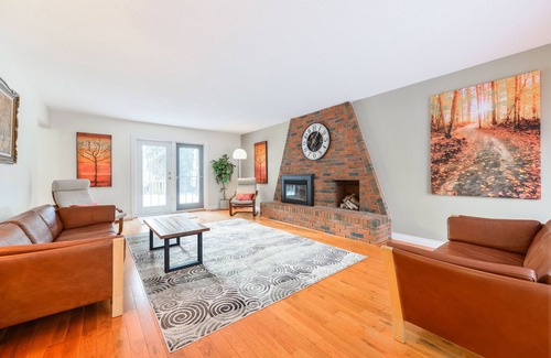 West Edmonton House | ⭐️Comfy and Classic 5 bedroom Home⭐️ King Bed🛏 Pool Table🎱3 Min from WEM🛍🎉❤️