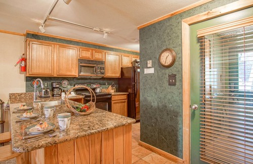 Snowshoe Condo | Condo ∙ 2 bedrooms ∙ 7 guests