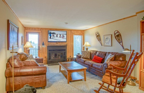 Snowshoe Condo | Condo ∙ 2 bedrooms ∙ 7 guests