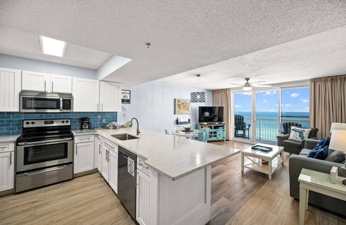 Destin Condo | CONDO IS ON THE BEACH! n 200+ 5-star reviews - Tiki Bar - 3 Pools - 2 Hot Tubs
