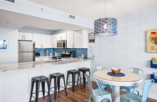 Destin Condo | CONDO IS ON THE BEACH! n 200+ 5-star reviews - Tiki Bar - 3 Pools - 2 Hot Tubs