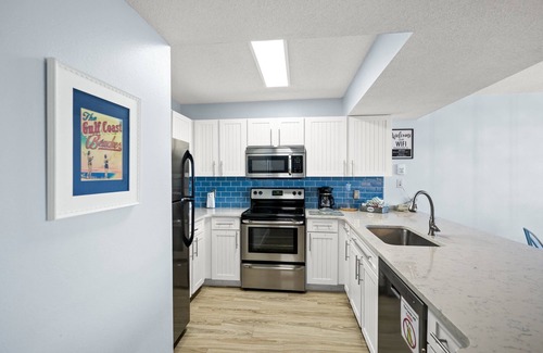 Destin Condo | CONDO IS ON THE BEACH! n 200+ 5-star reviews - Tiki Bar - 3 Pools - 2 Hot Tubs