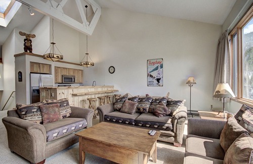 Lakeside Village Condo | Condo On Keystone Lake/Pool and Hot Tub Access