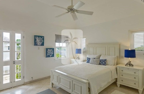 Little Battaleys House | Contemporary 3 Bed House Pool Jacuzzi Mullins Beach Platinum Coast