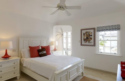Little Battaleys House | Contemporary 3 Bed House Pool Jacuzzi Mullins Beach Platinum Coast