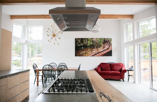 Tofino Cabin | Contemporary harbour-view fishing lodge, steps from the dock & downtown Tofino