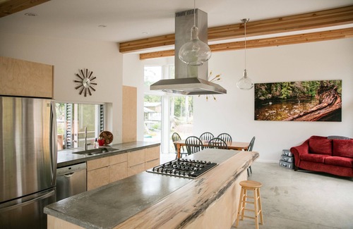 Tofino Cabin | Contemporary harbour-view fishing lodge, steps from the dock & downtown Tofino