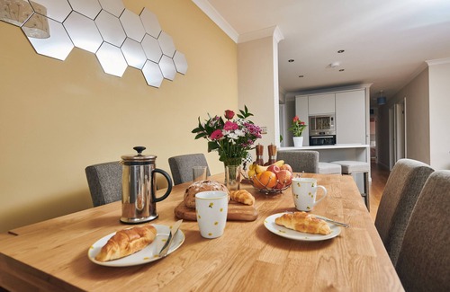 Laugharne Cottage | Contemporary Retreat With Fantastic Castle Views and Hot Tub