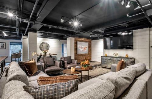 Downtown Nashville Apartment | Contemporary Suite 6BR by Maddox Hotel