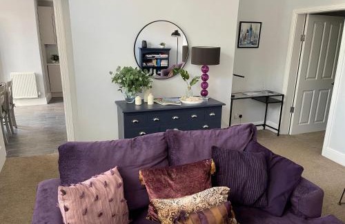 Wakefield Apartment | Contractors Business and Families enjoy Fast WiFi Large Screen Smart TV and SKY Sports in this Spotless apartment