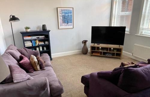 Wakefield Apartment | Contractors Business and Families enjoy Fast WiFi Large Screen Smart TV and SKY Sports in this Spotless apartment