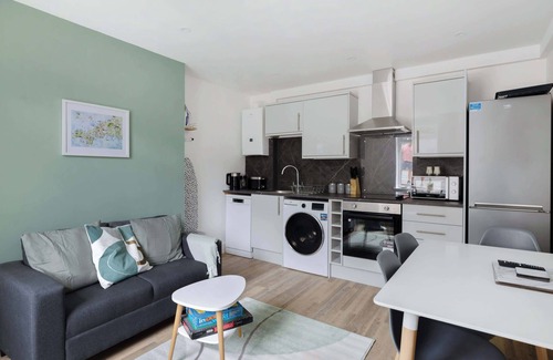 Old Trafford Apartment | Convenient and Modern 2 Bed Apartment in Saltash
