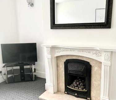 Barnsley House | Convenient & Modern Private Bedroom Space near Barnsley Hospital
