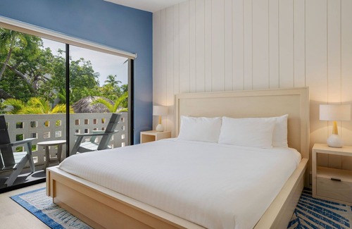 Islamorada Hotel | Convenient Stay in Florida! Free Parking, Free Breakfast, Pool, Pets Allowed