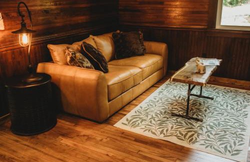 Procious House | Corton Lodge on the Elk River - Riverview Suite