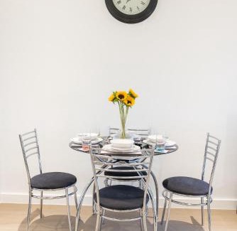 St Albans Apartment | Cosy 1 Bed Apartment in Centre of St Albans - FREE Parking - 5 min walk to St Albans city centre & Railway station - Big Savings on Longer Stays!