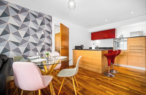 Birmingham Apartment | Cosy 2 Bed Apartment with parking with a wide range of local amenities.