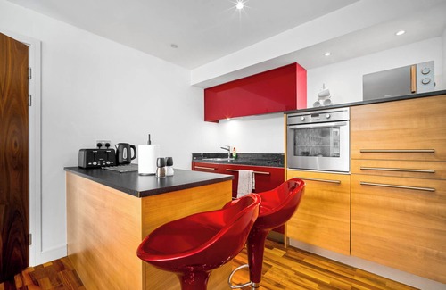 Birmingham Apartment | Cosy 2 Bed Apartment with parking with a wide range of local amenities.