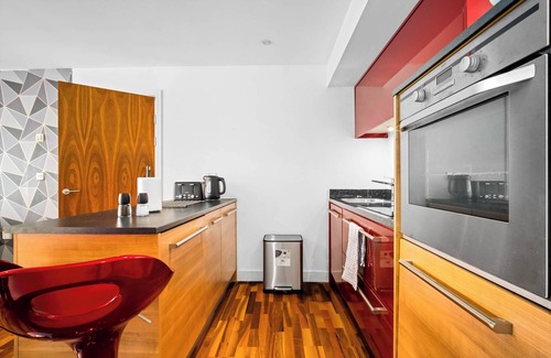 Birmingham Apartment | Cosy 2 Bed Apartment with parking with a wide range of local amenities.