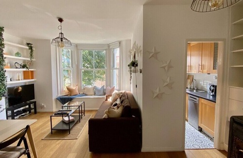 Shepherd's Bush Apartment | Cosy 2-Bed Home in Trendy Shepherds Bush -Zone 2