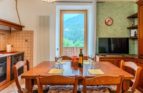 Mezzana Apartment | Cosy apartment for 4 people with WIFI, TV, patio and pets allowed