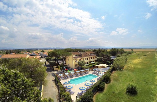 Marina di Cecina Apartment | Cosy apartment for 6 people with pool, A/C, WIFI, TV, patio, pets allowed and parking