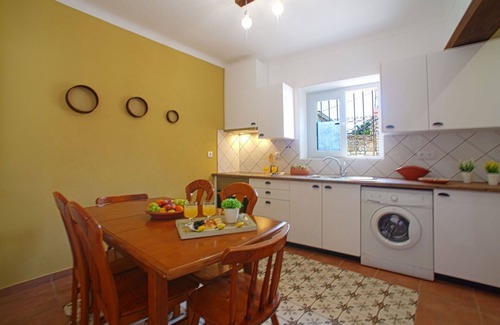 Mem Moniz House | Cosy apartment in villa for 4 guests with A/C, WIFI, pool, TV and patio