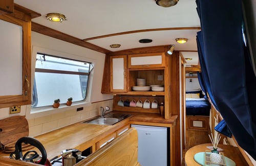 Little Venice Boat Rental | Cosy Canal Boat in Little Venice for Family & Friends