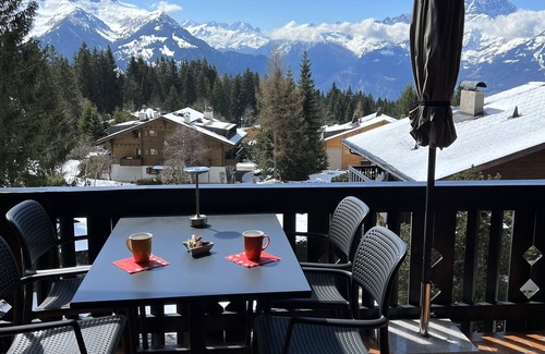 Villars-sur-Ollon Apartment | Cosy Chalet Apartment with Stunning Views, 1 BR