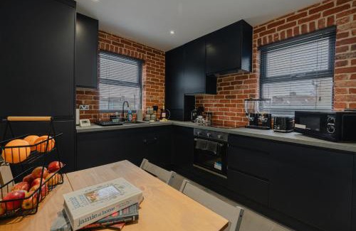 Enfield Highway Apartment | Cosy Flat Sleeps 5 -Links to Central London - Flat 3