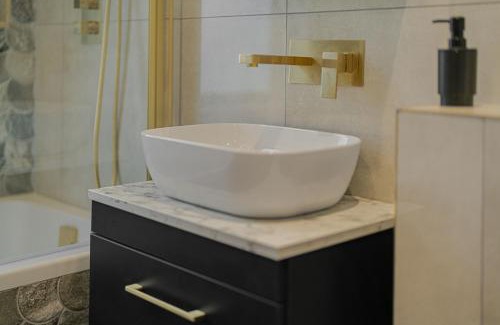 Enfield Highway Apartment | Cosy Flat Sleeps 5 -Links to Central London - Flat 3