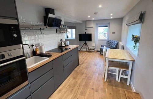 Bourton House | Cosy lodge, Stow-on-the Wold.