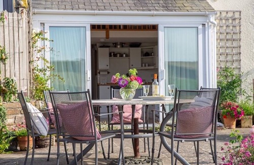 Bantham Apartment | Cosy studio flat with lovely waterside views, near beach in Bantham, South Devon