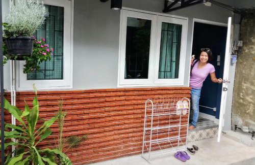 Wua Lai House | Cosy Town Home at the Old City